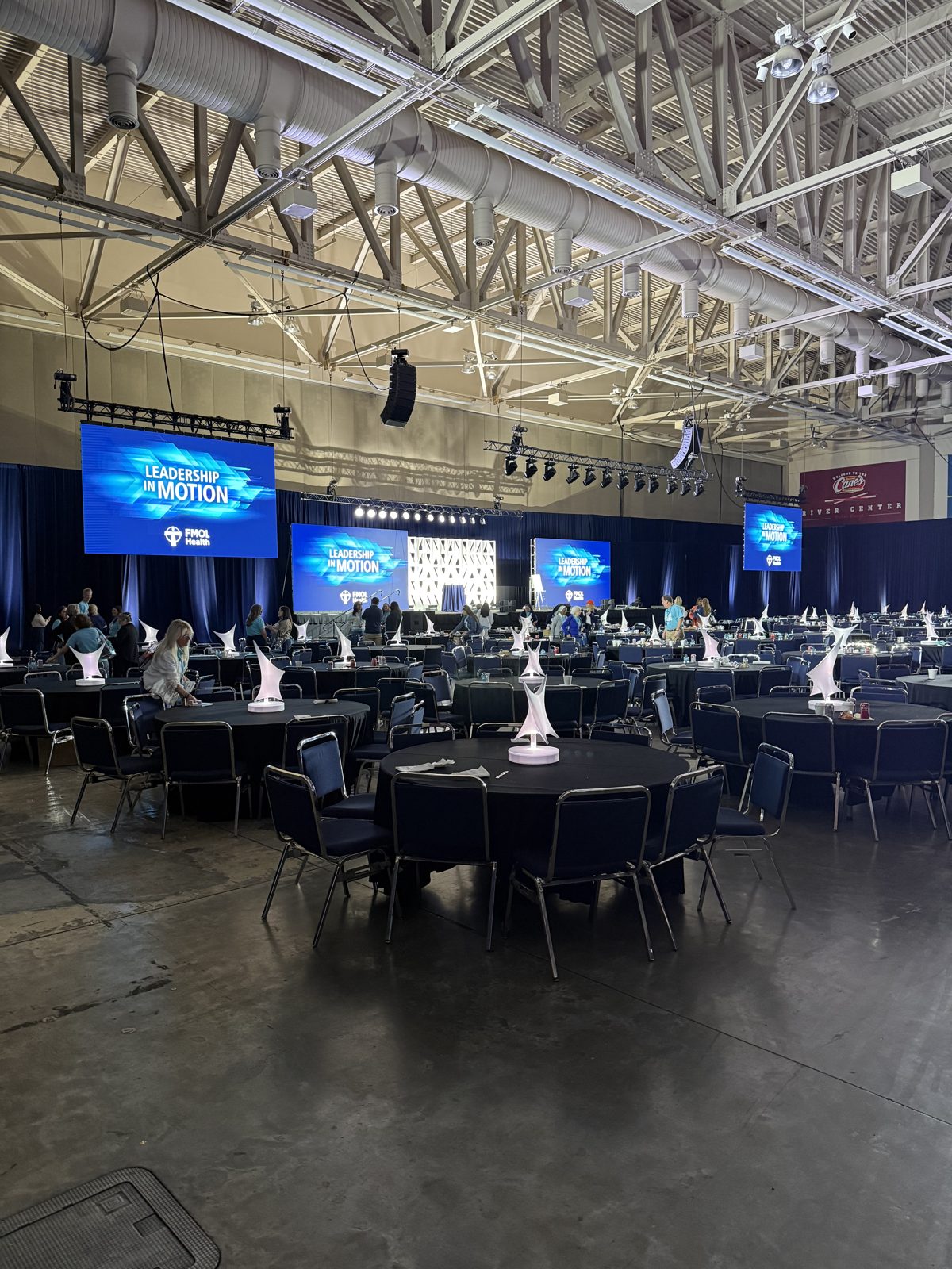 Conference general session with staging, screens and banquet seating